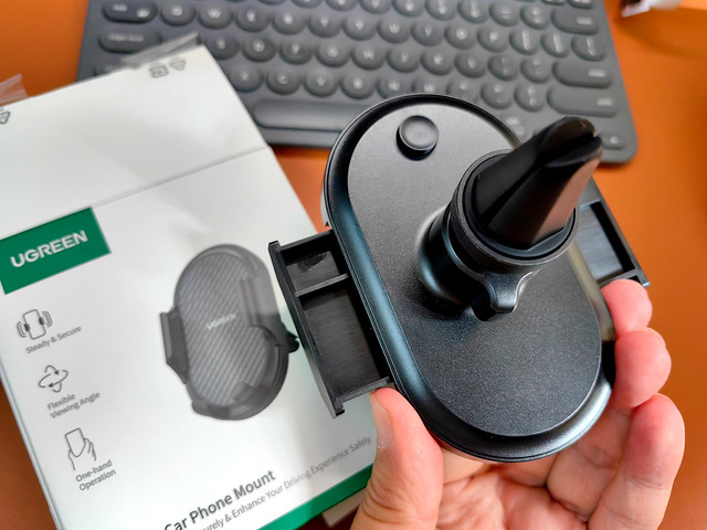 Black universal car air vent phone holder with clamping arms, air vent clip car phone mount manufacturer wholesale