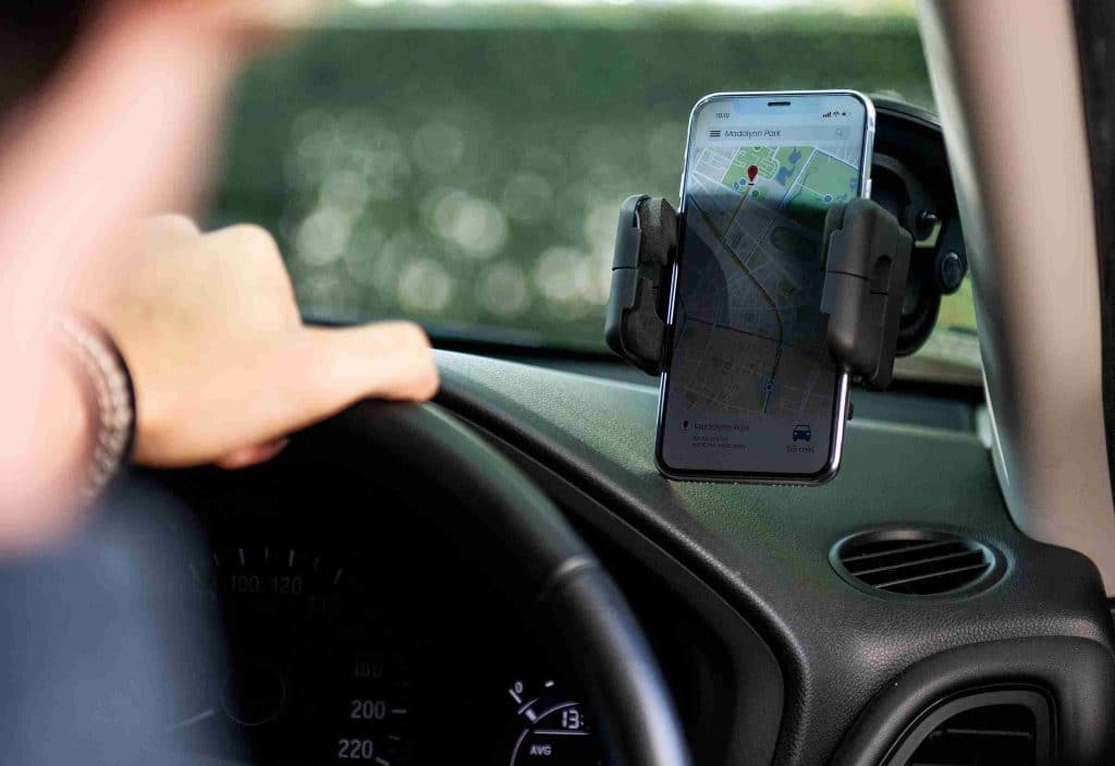 smartphone-navigation-driving